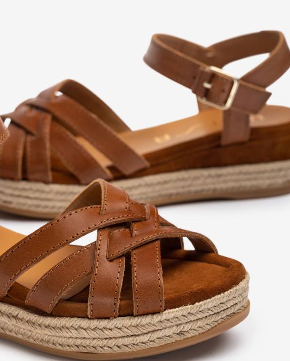 Unisa kvinnor brun lädersandaler med metalliskt spänne 06DT429