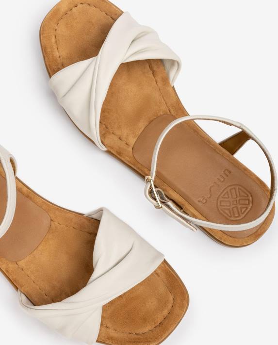 Unisa kvinnor vit sandal med en quiltad vamp 06DT77