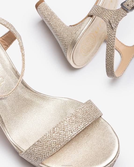 Unisa kvinnor guld sandal i glänsande tyg 06DT20